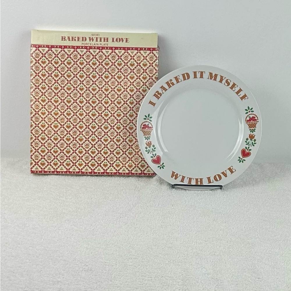 NIB VTG 1982 Avon "Baked With Love" 9" Collector Plate -  Hearts & Floral